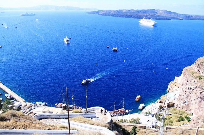 Màu xanh mê hoặc ở Santorini