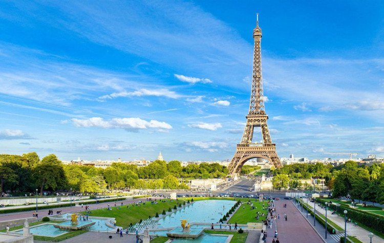 Tháp Eiffel - biểu tượng của nước Pháp.
