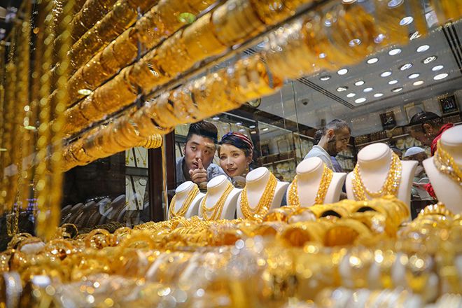 Du lịch ở Dubai, chắc chắn nhiều người có ý định mua vàng bởi giá rẻ, chất lượng đảm bảo. Ảnh: The Jarkata Post