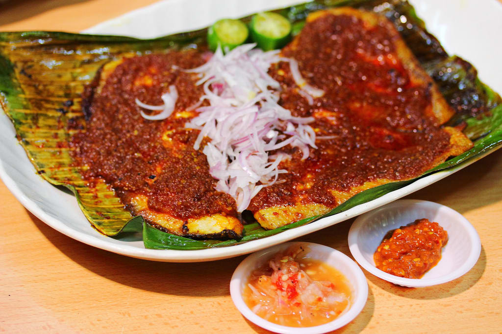 cá đuối nướng sốt sambal là một trong 30 món ăn ở singapore phải thử