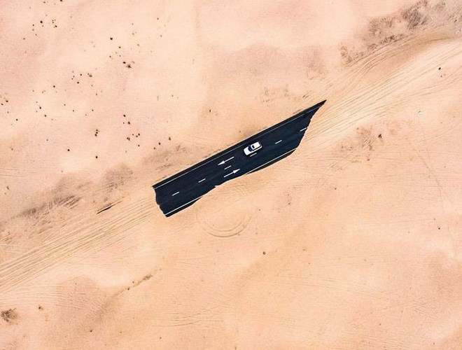 [Chùm ảnh] Dubai không chỉ có những tòa nhà cao tầng mà còn có cả những cao tốc trải đầy cát sa mạc - Ảnh 2.