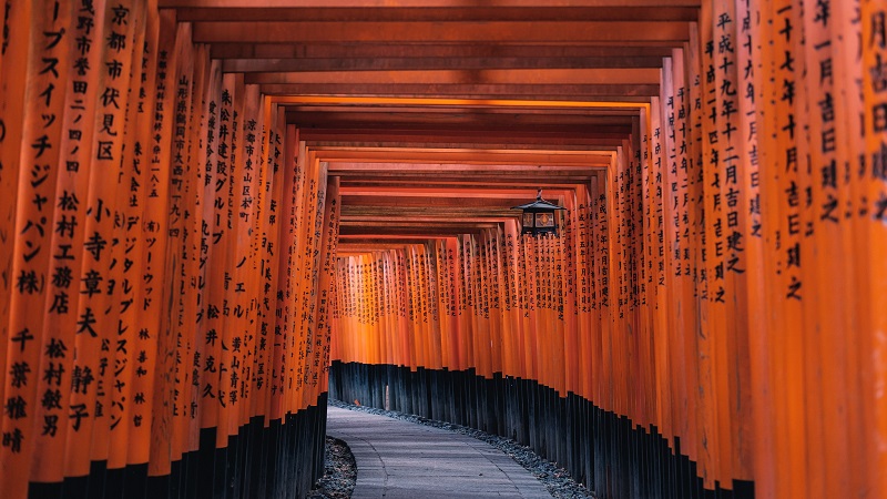 Đền thờ Fushimi Inari Shrine nằm ở phía nam Kyoto, là ngôi đền quan trọng nhất trong số những ngôi đền dành riêng thờ thần Inari, thần Gạo. Đền nổi tiếng với hàng ngàn cổng Tori trải dài trên sườn núi Inari. Trong mùa thu, khung cảnh bao quanh đền vô cùng lãng mạn với sắc vàng của cây lá.