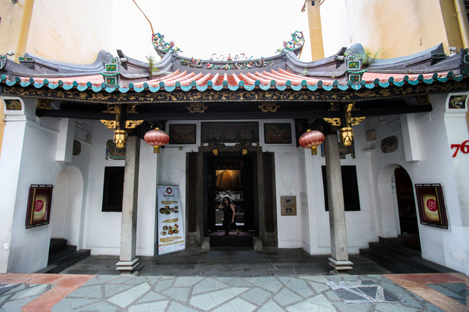 Toạ lạc trên đường Telok Ayer sầm uất, Amoy là một trong những khách sạn đặc biệt bậc nhất ở Singapore. Nơi này được xây dựng trong khuôn viên của đền Thian Hock Keng mang phong cách Trung Hoa cổ nhất đảo quốc sư tử.