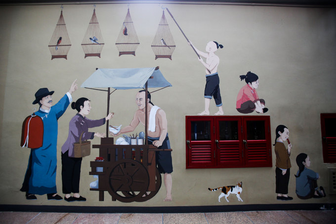 Trên tường dọc hành lang, du khách cũng có thể tìm thấy những bức bích họa mô tả lại một phần đời sống xưa của cộng đồng người Hoa ở đây.