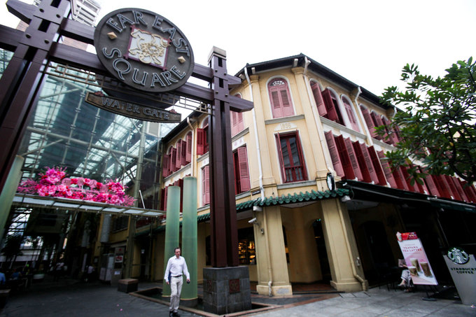 Khách sạn nằm ngay trong khu phố người Hoa, cách đường Orchard 10 phút đi ôtô, cách sân bay quốc tế Changi khoảng 30 phút. Đối diện đó là trạm tàu điện Mass Rapid, từ đây du khách có thể dễ dàng di chuyển đi khắp các điểm nổi tiếng của Singapore bằng tàu điện ngầm.