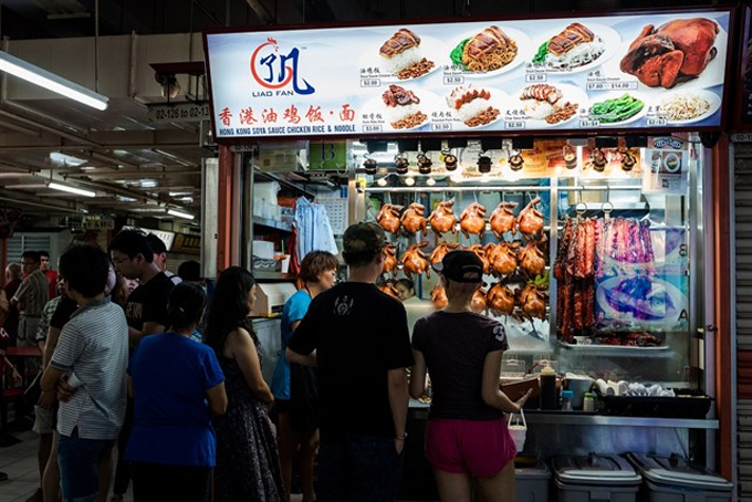  Quầy hàng Liao Fan trong food court ở China Town được ông Chan mở năm 2009 phục vụ các món gồm cơm, mì ăn kèm với gà quay, xá xíu, thịt heo quay, sườn heo và tất nhiên không thể thiếu món mì và cơm gà với sốt tương 'thần thánh'. Tháng 7/2016, quầy hàng bình dân này đã gây bất ngờ và trở thành chủ đề tranh cãi khi nhận được một sao Michelin. Và đây được coi là nhà hàng Michelin rẻ nhất thế giới.