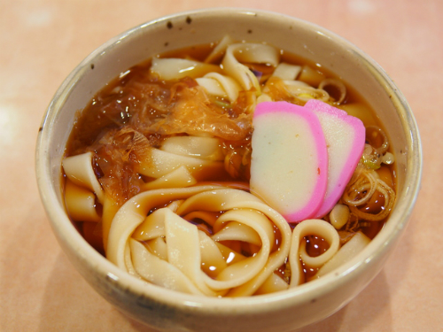 Mì Kishimen còn được gọi là mì dẹt, mì phẳng. Đây là một trong những món ăn mang đậm hương vị Nagoya nhất. Mì Kishimen khi được nấu trên chính quê hương Nagoya sẽ mang lại vị dai ngon, hấp dẫn không nơi nào có được. Đó không còn đơn thuần là một loại mì udon điển hình ở Nagoya nữa, mà nó còn là món ăn nổi tiếng trên toàn nước Nhật.