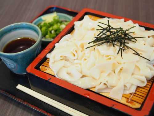 Bên cạnh cách nấu mì Kishimen thông thường, du khách đến Nagoya còn có thể ăn các món kết hợp với mì Kishimen như: cà ri Kishimen, Kishimen nấu chín trong Miso (món ăn được dùng trong mùa hè), Zaru Kishimen, Kishimen ướp lạnh&