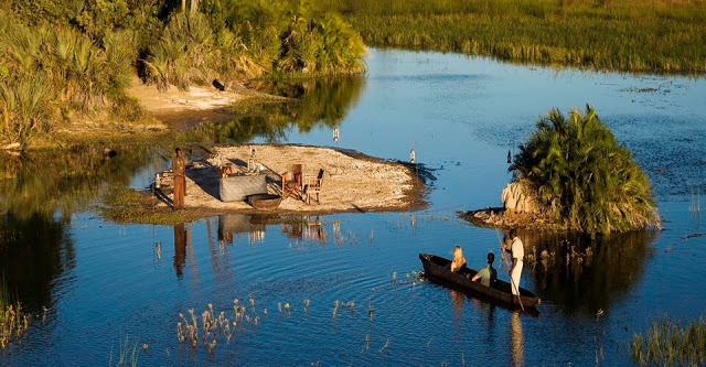 Đến Botswana, bạn cũng có thể có những trải nghiệm thú vị khi khám phá vùng đồng bằng rộng lớn trên những chiếc thuyền độc mộc. Với những chyến đi này, bạn có thể hiểu biết nhiều hơn về những nền văn minh tồn tại lâu đời trên mảnh đất Phi châu này. Những người thổ dân Bugakhwe hay Xanekwe là những chuyên gia hàng đầu trên những kênh rạch chằn chịt của vùng đồng bằng Okavango.