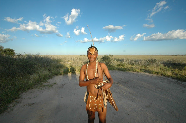 Người San sinh sống trên vùng hoang mạng Kalahari là những cộng đồng cư dân đầu tiên xuất hiện tại miền Nam châu Phi. Họ đã di cư đến đây và sinh sống từ hơn 20.000 năm về trước, vì thế người San sẽ là những người có vốn sống vô cùng uyên thâm về cách sinh tồn trên vùng đất cằn cỗi này. 