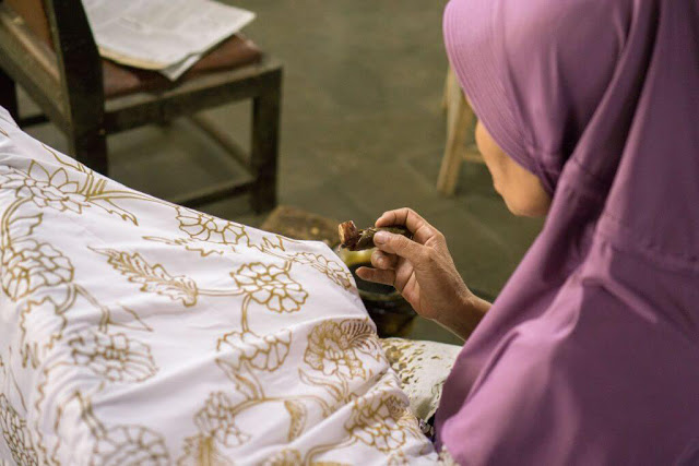 Đến vùng đất của nghệ thuật mà bỏ lỡ cơ hội tìm hiểu các làng nghề thủ công sẽ là điều nuối tiếc. Cư dân Yogyakarta nổi tiếng là những người thợ thủ công lành nghề, vì thế bạn sẽ dễ dàng tìm thấy các xưởng chế tác mỹ nghệ trong lòng thành phố. Ghé thăm những xưởng chế tác mỹ nghệ này, bạn hoàn toàn có thể tự mình vẽ lên vải những họa tiết bằng công cụ tjanting, thuộc nghệ thuật batik nổi tiếng.