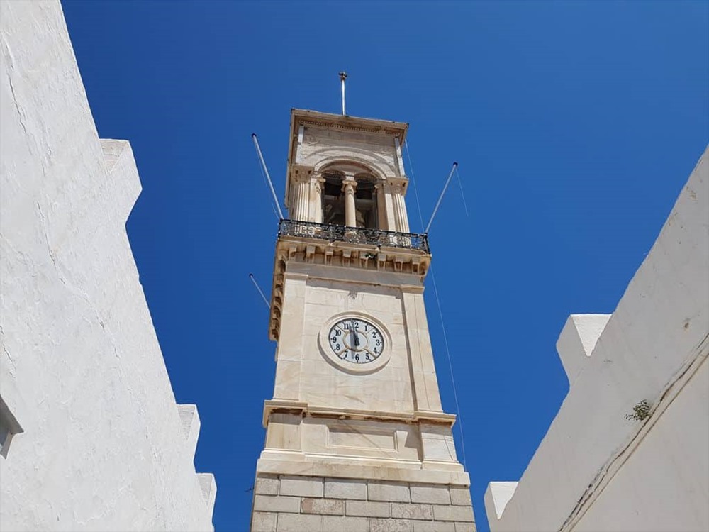 Tháp đồng hồ, ngay dưới tháp là nhà thờ Đức Mẹ đồng trinh Maria.