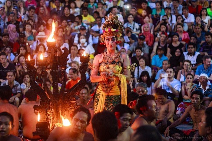 Du khách thưởng thức vở diễn Ramayana tại đền Tanah Lot