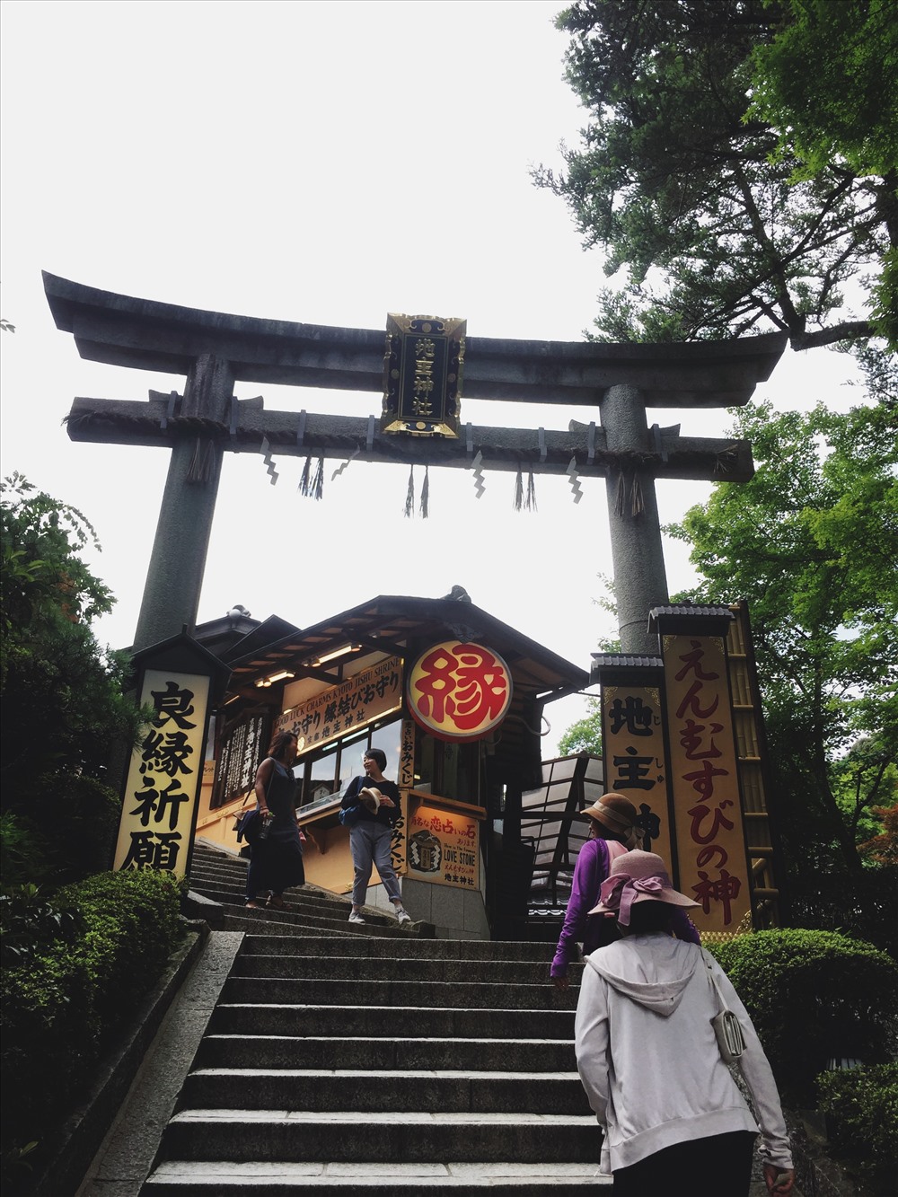 Đi theo lộ trình sẽ có bậc tam cấp bên tay trái. Đây là lối vào của “Đền thần Jishu“. Việc tồn tại cả chùa và đền thần là 1 tôn giáo khác trong cùng 1 khuôn viên có lẽ là cũng khá khác lạ đối với người nước ngoài, nhưng lại khá phổ biến ở Nhật. Ảnh: Linh Gooner