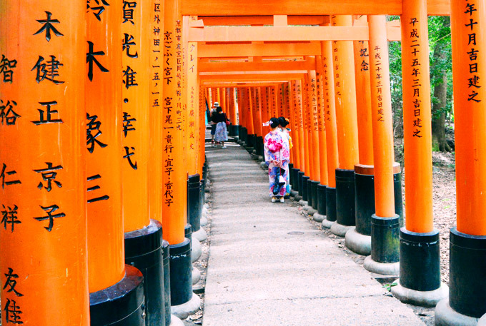 Đền Fushimi Inari-taisha nổi tiếng với dãy cổng đỏ nổi bật. Ảnh: Nguyên Chi.