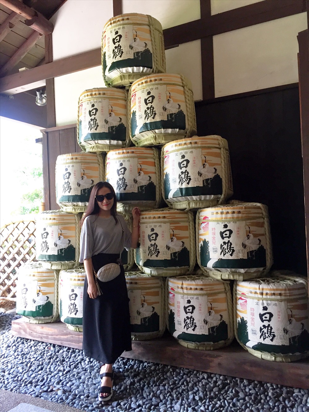 Tại đây có Bảo tàng nhà máy rượu Sake Hakutsuru, nơi trưng bày nhiều dòng sản phẩm rượu sake cùng với nhiều thông tin thú vị về quy trình làm rượu sake ở Nhật Bản. Bảo tàng rượu sake này được đánh giá đóng vai trò quan trọng trong nền văn hóa Nhật Bản bởi rượu sake là dòng đồ uống không thể thiếu trong mọi lễ hội, là thức uống thông dụng của nhiều gia đình trên toàn nước Nhật. Ảnh: Linh Gooner