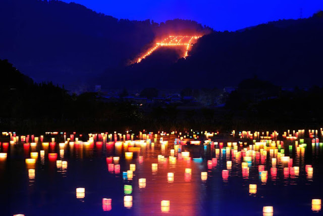 Kết thúc lễ hội Obon, người Nhật Bản sẽ thả vô số những đèn hoa đăng trên mặt nước, còn gọi là nghi thức Togo Nagashi. Đây được thay cho lời chào tạm biệt để các linh hồn tổ tiên có thể trở về thế giới riêng của họ sau chuyến viếng thăm con cháu.