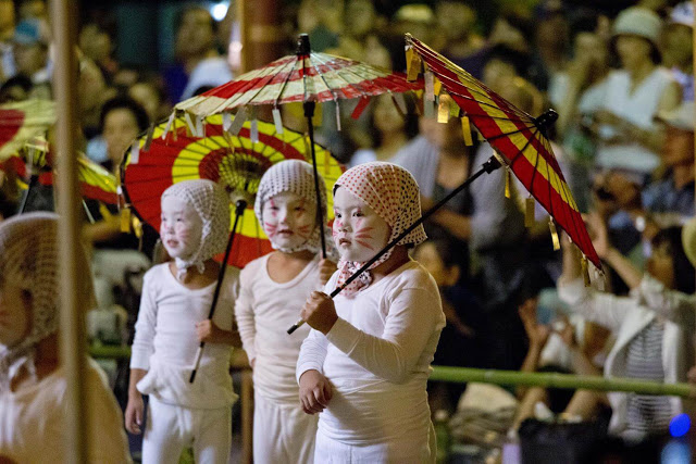 Lễ hội Obon của người Nhật Bản có đến 3 mốc thời gian tổ chức tùy theo địa phương: Bon tháng bảy (Shichigatsu Bon): 15 – 7 dương lịch, Bon cũ (Kyu Bon): 15 – 7 âm lịch, Bon tháng tám (Hatchigatsu Bon): 15 – 8 dương lịch. Trong đó, Hatchigatsu Bon là lễ hội lớn nhất được tổ chức tại Kyoto và thu hút lượng lớn người dân và khách du lịch tham gia. 