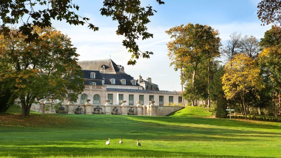Khách sạn nằm trong khuôn viên lâu đài Chantilly, cách Paris 45km và cách sân bay Charles de Gaulle 20 phút lái xe. Ảnh: Auberge du Jeu de Paume