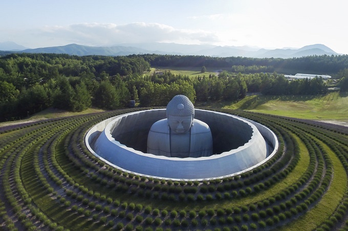 Tượng phật khổng lồ nằm giữa đồi hoa oải hương Nhật Bản