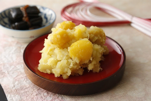 Kẹo hạt dẻ hoặc kuri-kinton, là một món ngọt đơn giản trong đó hạt dẻ được hấp, nghiền, và kết hợp với một đường bánh kẹo tinh tế trước khi bị xoắn lại thành hình. Khoai lang có thể được thêm vào để nâng cao hương vị, và những món ăn tốt nhất là thưởng thức với một tách trà nóng.    Hộp kuri-kinton là món quà phổ biến cho bạn bè và gia đình vào mùa thu. Họ có sẵn bất cứ nơi nào bán kẹo truyền thống, nhưng thành phố Nakatsugawa ở Gifu là đặc biệt nổi tiếng với các cửa hàng đặc sản, một số trong đó đã được hoạt động trong hơn một thế kỷ.