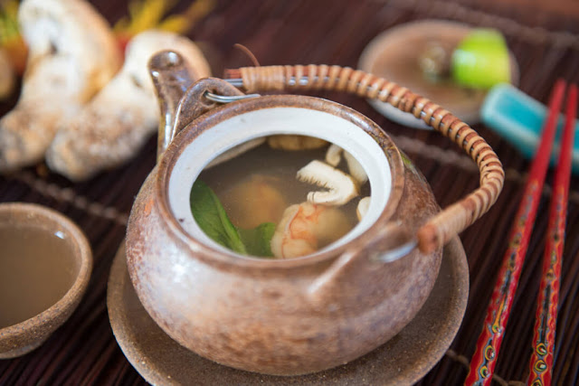 Một trong những món ăn hấp dẫn, tượng trưng cho ẩm thực mùa thu là một món súp nấm thịnh soạn được gọi là Matsutake dobin mushi. Các món ăn được phục vụ trong một ấm trà bằng đất sét gọi là dobin, bằng cách đổ nước dùng vào một chén nhỏ và chọn ra các loại rau để thưởng thức.     Các món súp gồm cá ngừ, rau theo mùa, thịt gà hoặc tôm, nấm thông thơm gọi matsutake, trong đó đóng góp một hương vị khói độc đáo. Món này sẽ ngon hơn khi dùng kèm với một vài giọt chanh, như yuzu hoặc trái cây sudachi xanh da.