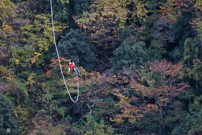 Nơi khách mạo hiểm nhảy xuống vực sâu ở Nhật Bản