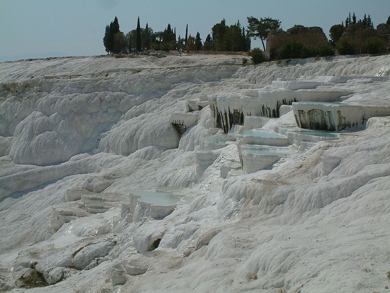 Du khách đến lâu đài Bông Pamukkale thưởng thức cảnh đẹp và dùng nguồn suối khoáng nóng nơi đây để chữa bệnh