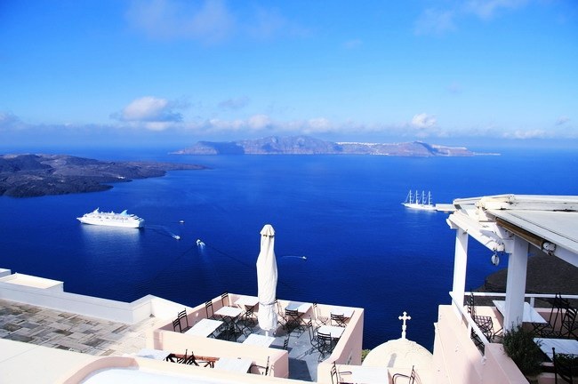 Màu xanh mê hoặc ở Santorini