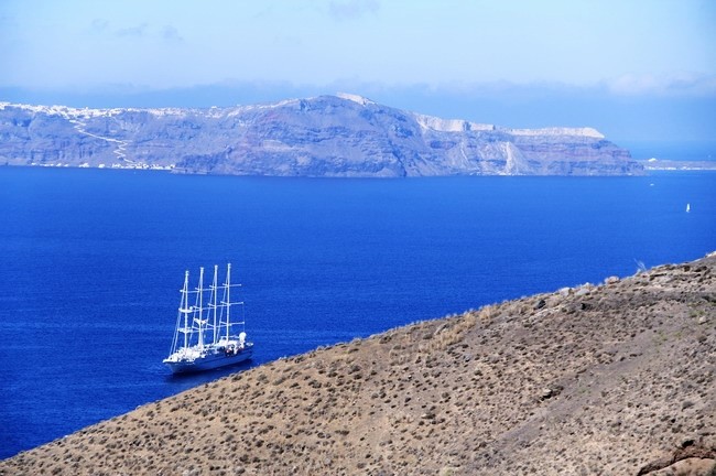 Màu xanh mê hoặc ở Santorini