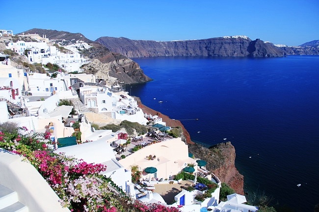 Màu xanh mê hoặc ở Santorini