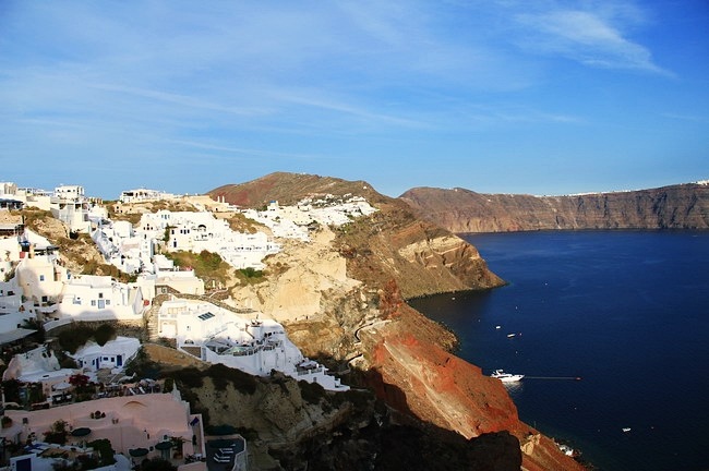 Màu xanh mê hoặc ở Santorini