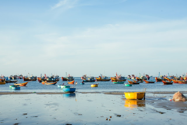 Mũi Né là địa danh đã quá quen thuộc với du khách trong và ngoài nước đi du lịch Việt Nam. Ngoài tắm biển, tham gia các hoạt động vui chơi trên biển, tham quan những danh lam thắng cảnh thì còn một địa điểm du khách không thể bỏ qua khi đến đây đó chính là làng chài Mũi Né. 