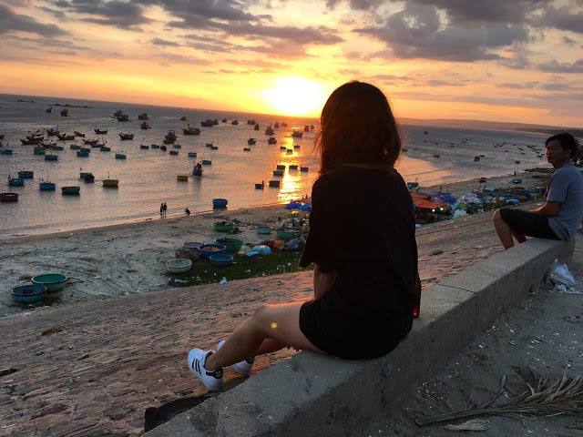 Đây còn là nơi có phong cảnh tuyệt đẹp khi hoàng hôn buông xuống hay bình minh lên, ngắm nhìn từ xa bãi biển có hàng trăm tàu bè neo đậu, một phong cảnh thật nên thơ hấp dẫn những người yêu thích cái đẹp của biển cả và những nhiếp ảnh gia. Nếu buổi sáng lặng lẽ với hàng trăm chiếc thuyền như say ngủ cùng với bầu trời đẫm sắc xanh lam kì ảo thì khi hoàng hôn buông xuống, biển lung linh bàng bạc sáng mà mỗi con thuyền là một nét lặng mộc mạc.