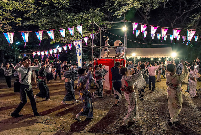 Tương truyền, vũ điệu Bon-Odori được bắt nguồn từ câu chuyện về Phật tử Mokuren. Đến nay, điệu nhảy Bon-Odori đã phát triển thành rất nhiều phong cách khác nhau và ngay cả nhạc nền cũng tùy theo từng vùng. Kiểu truyền thống điển hình là các vũ công nhảy múa vòng tròn quanh một giàn gỗ gọi là Yakura.