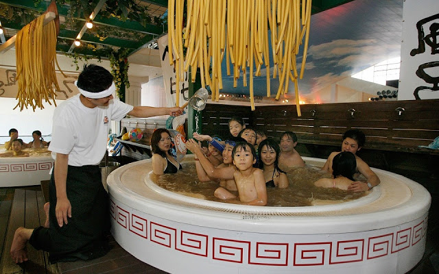 Spa dùng nước tắm làm từ lẩu và mì ramen