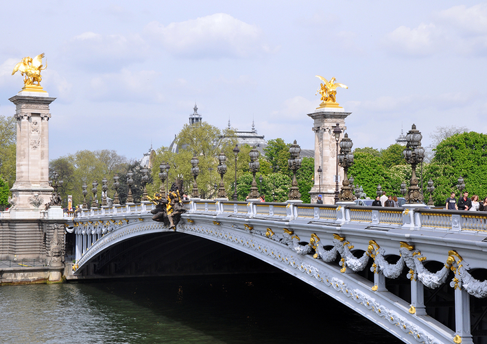 Cầu Alexandre III - chiếc cầu sắt đầu tiên tại Paris