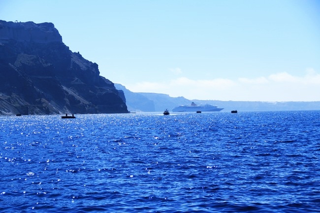 Màu xanh mê hoặc ở Santorini