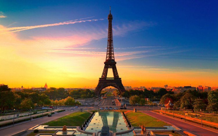 Tháp Eiffel được xây dựng trong vòng 25 tháng.