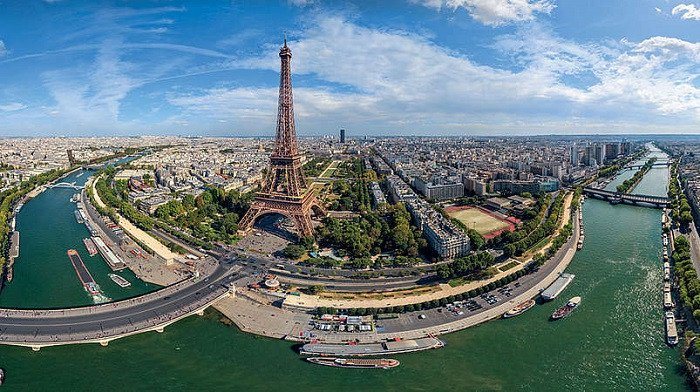 Tháp Eiffel được chia làm ba tầng.