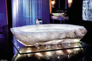 Bồn tắm triệu đô trong nhà tắm của biệt thự cho nhà giàu ở Dubai
