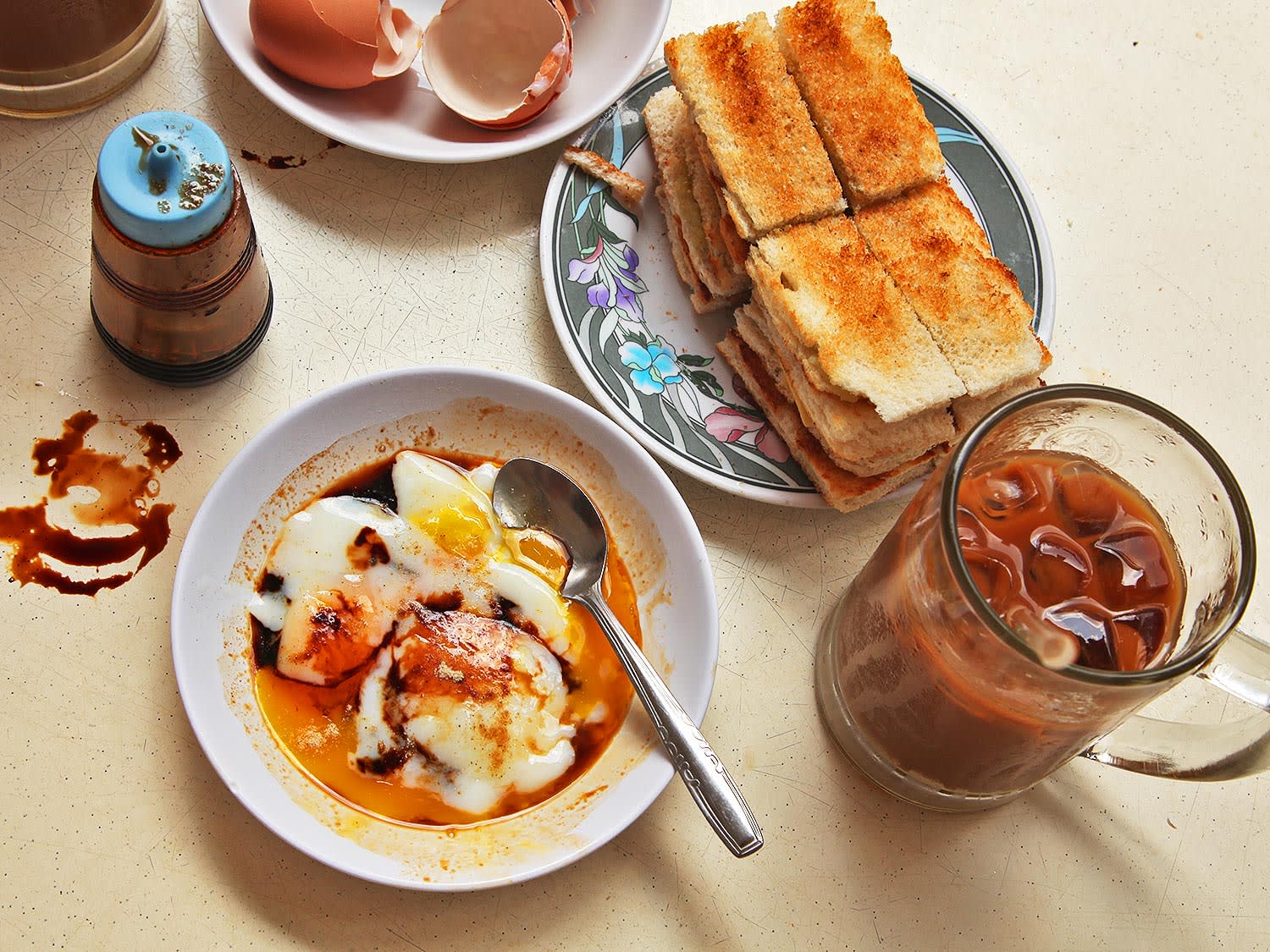 bánh mì nướng kaya và trứng lòng đào là một trong 30 món ăn ở singapore phải thử