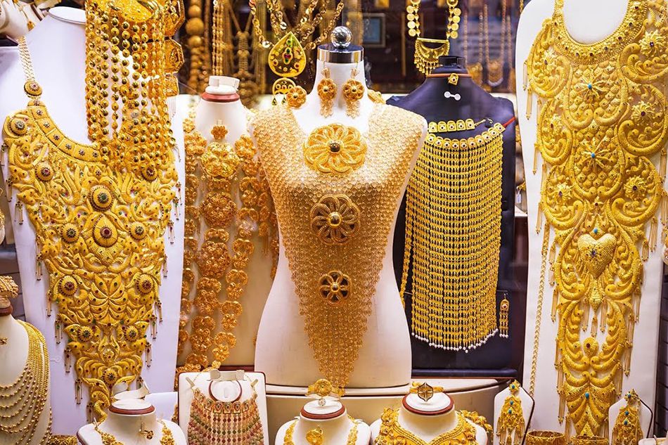 Giá vàng bao gồm lượng carat, trọng lượng và công chế tác ra món đồ trang sức. Ảnh: Habervitrini