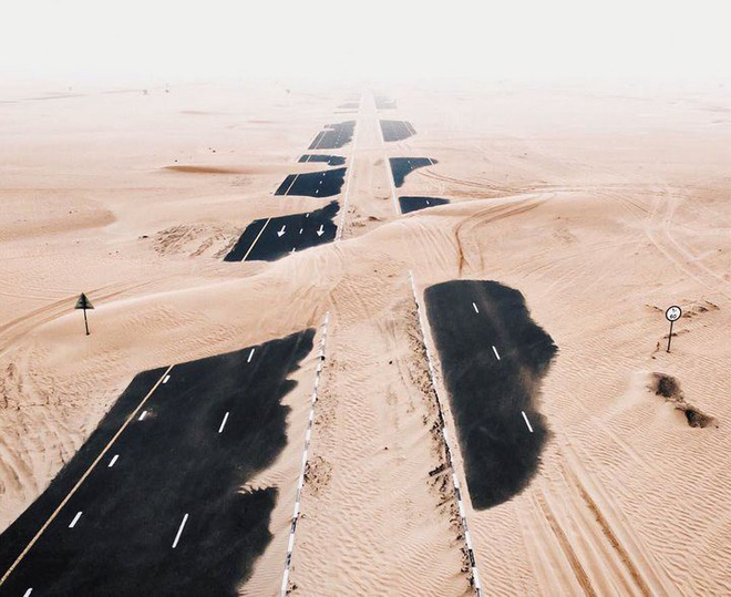 [Chùm ảnh] Dubai không chỉ có những tòa nhà cao tầng mà còn có cả những cao tốc trải đầy cát sa mạc - Ảnh 5.