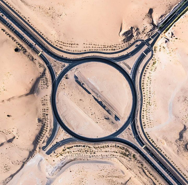 [Chùm ảnh] Dubai không chỉ có những tòa nhà cao tầng mà còn có cả những cao tốc trải đầy cát sa mạc - Ảnh 3.