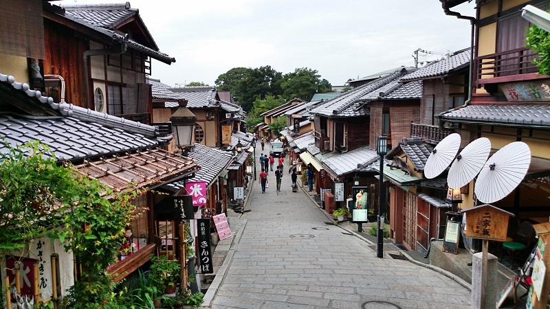 Gion là một trong những khu tập trung Geisha nổi tiếng nhất của Kyoto. Vào mùa thu, nơi đây là điểm lý tưởng để đi dạo và thưởng thức trà đạo, với bầu không khí yên bình và quyến rũ.