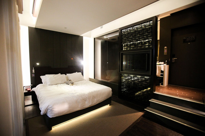 Phòng ngủ được ngăn cách với phòng tắm bằng bức bình phong kiểu xưa của người Trung Quốc. Không gian trong khách sạn đối lập hoàn toàn với nhịp sống nhộn nhịp của khu phố người Hoa bên ngoài. Không có tầm nhìn đẹp nhưng khách sạn này nổi tiếng bởi sự tiện nghi, yên tĩnh và riêng tư.