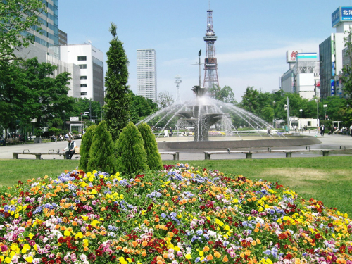 Đài phun nước trong quảng trường ở công viên Odori (theo T.Sasaki)