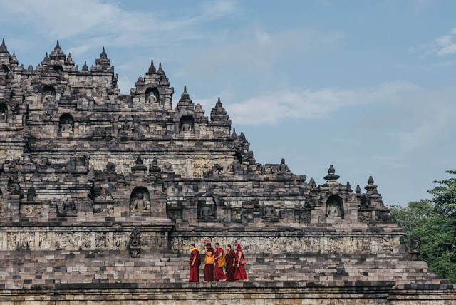 Đối lập với màn đêm huyền bí ở Prambanan là khung cảnh bình minh thơ mộng ở Borobudur - ngôi đền Phật giáo lớn nhất thế giới. Hành trình leo 100 bậc thang dốc đứng để lên tới đỉnh đền khi mặt trời chưa ló rạng, cùng chi phí khoảng 450.000 Rupiah (hơn 700.000 đồng), sẽ được đền đáp xứng đáng khi bạn đứng giữa những bức phù điêu cổ kính, tôn nghiêm, lấp lánh nắng vàng.