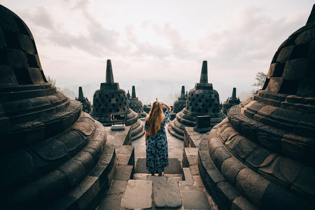 Đối lập với màn đêm huyền bí ở Prambanan là khung cảnh bình minh thơ mộng ở Borobudur - ngôi đền Phật giáo lớn nhất thế giới. Hành trình leo 100 bậc thang dốc đứng để lên tới đỉnh đền khi mặt trời chưa ló rạng, cùng chi phí khoảng 450.000 Rupiah (hơn 700.000 đồng), sẽ được đền đáp xứng đáng khi bạn đứng giữa những bức phù điêu cổ kính, tôn nghiêm, lấp lánh nắng vàng.